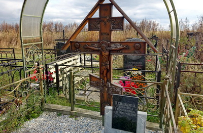 Деревянный крест с распятием и маленький памятник